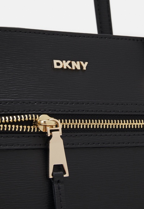 BRYANT TOTE - Handbag Black / Gold DKNY — Фото, Картинка BAG❤BAG Придбати оригінал Україна, Київ, Житомир, Львів, Одеса ❤bag-bag.com.ua