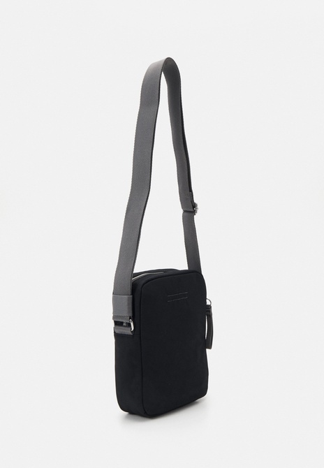 SURPLUS REPORTER UNISEX - Crossbody Bag BLACK TOMMY HILFIGER — Фото, Картинка BAG❤BAG Купить оригинал Украина, Киев, Житомир, Львов, Одесса ❤bag-bag.com.ua