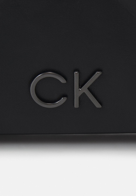 RE-LOCK QUILT WRISTELET CLUTCH - Clutch BLACK Calvin Klein — Фото, Картинка BAG❤BAG Купить оригинал Украина, Киев, Житомир, Львов, Одесса ❤bag-bag.com.ua