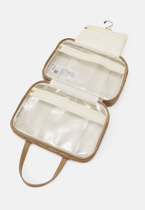 TRAVEL CASE - Wash Bag Latte logo GUESS — Фото, Картинка BAG❤BAG Купить оригинал Украина, Киев, Житомир, Львов, Одесса ❤bag-bag.com.ua