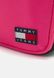 ESSENTIAL DAILY CROSSOVER - Crossbody Bag Pink alert TOMMY HILFIGER — 4/4 Фото, Картинка BAG❤BAG Купить оригинал Украина, Киев, Житомир, Львов, Одесса ❤bag-bag.com.ua