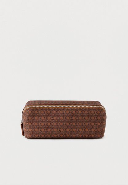Coccinelle Small Monogram Wash Bag Multi-Coloured/Cognac Multi-coloured / Cognac E5 UN0 95 G3 01-747 &mdash; фото 1 из 4