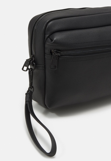INST SMALL POUCH UNISEX - Handbag BLACK Calvin Klein — Фото, Картинка BAG❤BAG Купить оригинал Украина, Киев, Житомир, Львов, Одесса ❤bag-bag.com.ua