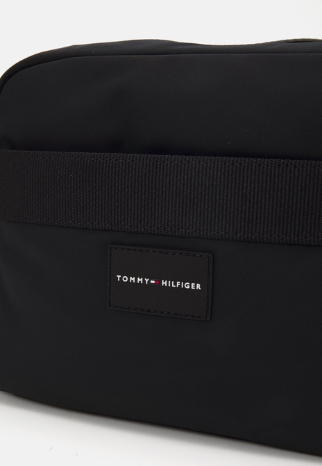 FUNC MINI MESSENGER UNISEX - Crossbody Bag BLACK TOMMY HILFIGER — Фото, Картинка BAG❤BAG Купить оригинал Украина, Киев, Житомир, Львов, Одесса ❤bag-bag.com.ua