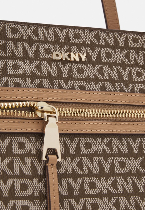 BRYANT TOTE - Handbag Chino / Cappuccino DKNY — Фото, Картинка BAG❤BAG Придбати оригінал Україна, Київ, Житомир, Львів, Одеса ❤bag-bag.com.ua