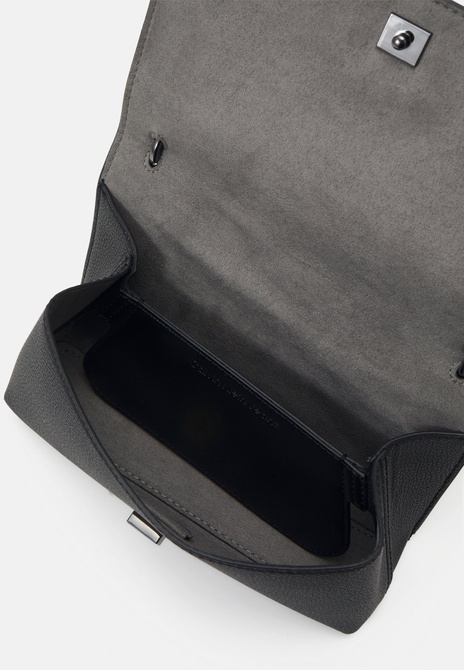 MINIMAL MONOGRAM FLAP - Crossbody Bag BLACK Calvin Klein — Фото, Картинка BAG❤BAG Купить оригинал Украина, Киев, Житомир, Львов, Одесса ❤bag-bag.com.ua