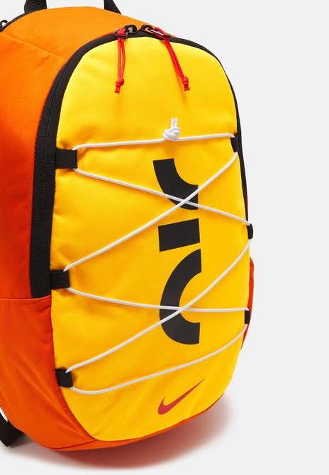 UNISEX - Backpack Safety orange Nike — Фото, Картинка BAG❤BAG Придбати оригінал Україна, Київ, Житомир, Львів, Одеса ❤bag-bag.com.ua