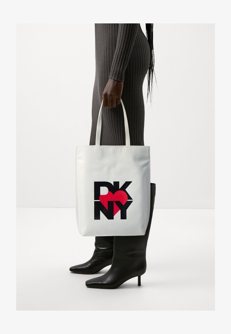 HEART OF NY TOTE - Tote Bag WHITE DKNY — Фото, Картинка BAG❤BAG Придбати оригінал Україна, Київ, Житомир, Львів, Одеса ❤bag-bag.com.ua