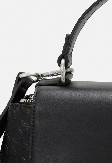 MUST TOP HANDLE MONO - Handbag BLACK Calvin Klein — Фото, Картинка BAG❤BAG Купить оригинал Украина, Киев, Житомир, Львов, Одесса ❤bag-bag.com.ua