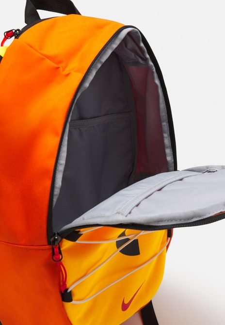 UNISEX - Backpack Safety orange Nike — Фото, Картинка BAG❤BAG Придбати оригінал Україна, Київ, Житомир, Львів, Одеса ❤bag-bag.com.ua