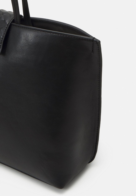 MINI QUILT MEDIUM TOTE - Handbag BLACK Calvin Klein — Фото, Картинка BAG❤BAG Купить оригинал Украина, Киев, Житомир, Львов, Одесса ❤bag-bag.com.ua