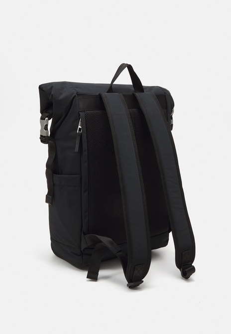 SIGNATURE ROLLTOP BACKPACK - Backpack BLACK TOMMY HILFIGER — Фото, Картинка BAG❤BAG Придбати оригінал Україна, Київ, Житомир, Львів, Одеса ❤bag-bag.com.ua