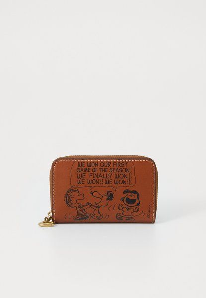 COACH Peanuts Newspaper Print Small Zip Around Card Case Wallet Hazelnut Hazelnut CBG20-B4SN7 &mdash; фото 1 з 4