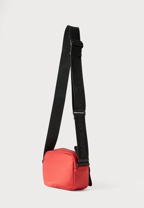 KARL LAGERFELD Essential Cross Body Bag Pompeian Red Pompeian Red B1W30163-1HC &mdash; фото 2 из 4