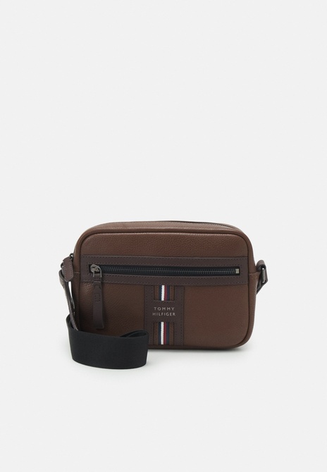 CAMERA Bag UNISEX - Crossbody Bag WARM COGNAC TOMMY HILFIGER — Фото, Картинка BAG❤BAG Купить оригинал Украина, Киев, Житомир, Львов, Одесса ❤bag-bag.com.ua