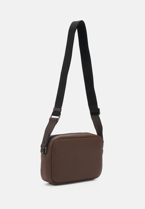 CAMERA Bag UNISEX - Crossbody Bag WARM COGNAC TOMMY HILFIGER — Фото, Картинка BAG❤BAG Придбати оригінал Україна, Київ, Житомир, Львів, Одеса ❤bag-bag.com.ua