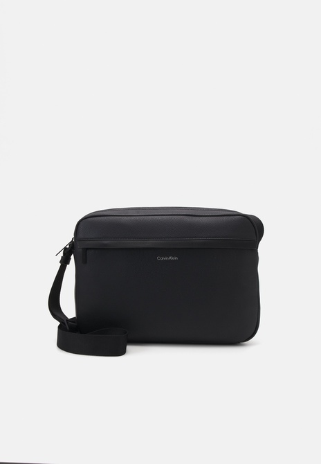 Must Messenger Unisex Laptop Bag Black pebble Calvin Klein — Фото, Картинка BAG❤BAG Купить оригинал Украина, Киев, Житомир, Львов, Одесса ❤bag-bag.com.ua