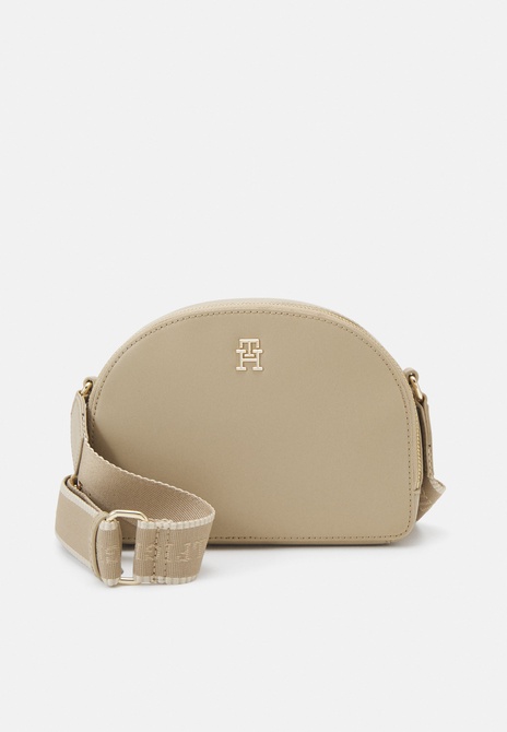 MONOTYPE HALF MOON CROSSOVER - Crossbody Bag Beige TOMMY HILFIGER — Фото, Картинка BAG❤BAG Купить оригинал Украина, Киев, Житомир, Львов, Одесса ❤bag-bag.com.ua