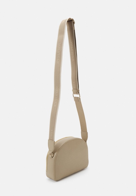 MONOTYPE HALF MOON CROSSOVER - Crossbody Bag Beige TOMMY HILFIGER — Фото, Картинка BAG❤BAG Купить оригинал Украина, Киев, Житомир, Львов, Одесса ❤bag-bag.com.ua