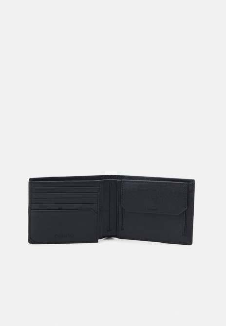 MEDIAN TRIFOLD UNISEX - Wallet BLACK Calvin Klein — Фото, Картинка BAG❤BAG Придбати оригінал Україна, Київ, Житомир, Львів, Одеса ❤bag-bag.com.ua