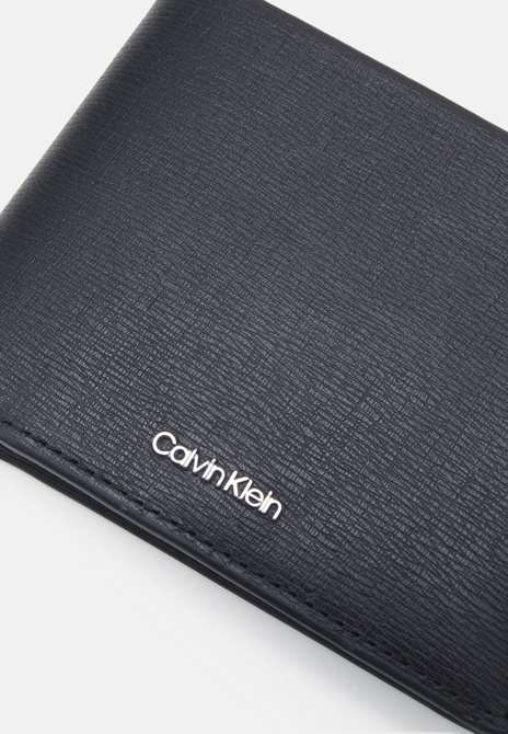 MEDIAN TRIFOLD UNISEX - Wallet BLACK Calvin Klein — Фото, Картинка BAG❤BAG Придбати оригінал Україна, Київ, Житомир, Львів, Одеса ❤bag-bag.com.ua