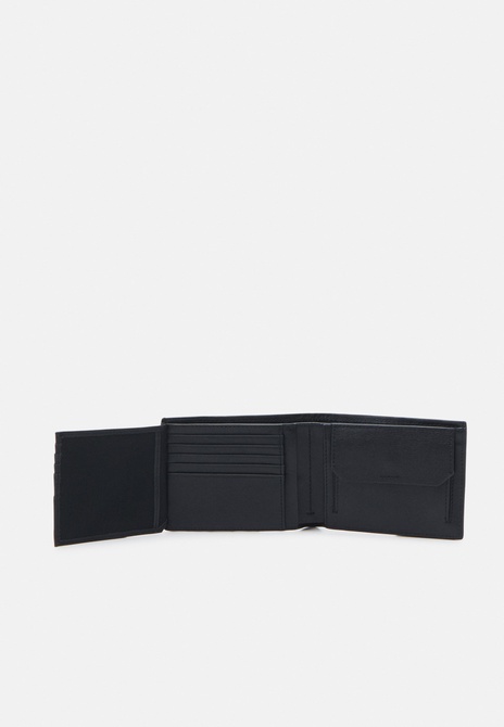 MEDIAN TRIFOLD UNISEX - Wallet BLACK Calvin Klein — Фото, Картинка BAG❤BAG Придбати оригінал Україна, Київ, Житомир, Львів, Одеса ❤bag-bag.com.ua