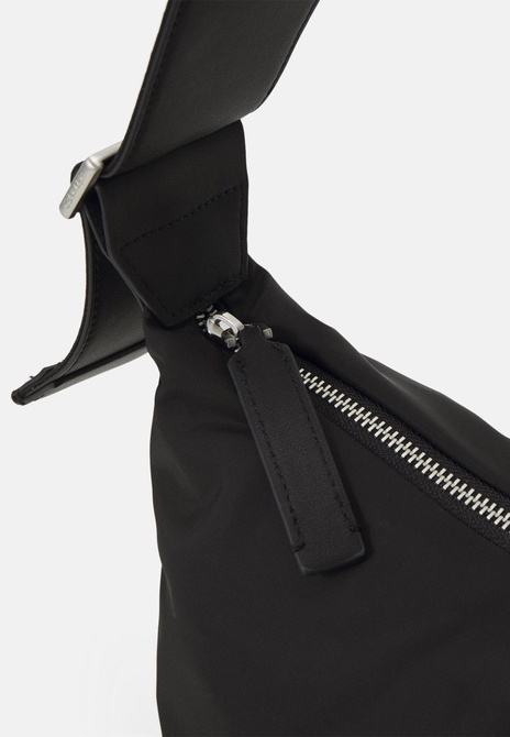 WIDE STRAP SHOULDER Bag - Handbag BLACK Calvin Klein — Фото, Картинка BAG❤BAG Купить оригинал Украина, Киев, Житомир, Львов, Одесса ❤bag-bag.com.ua