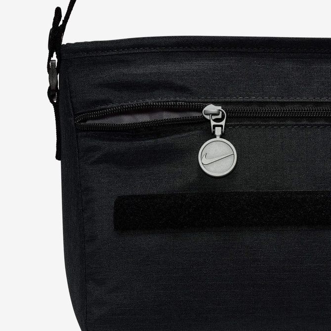 Nike Futura Messenger Lunch Tote (7.5L) BLACK 9A3130-023 &mdash; фото 7 из 10