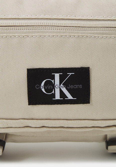 ESSENTIALS UNISEX - Crossbody Bag Classic beige Calvin Klein — Фото, Картинка BAG❤BAG Купить оригинал Украина, Киев, Житомир, Львов, Одесса ❤bag-bag.com.ua