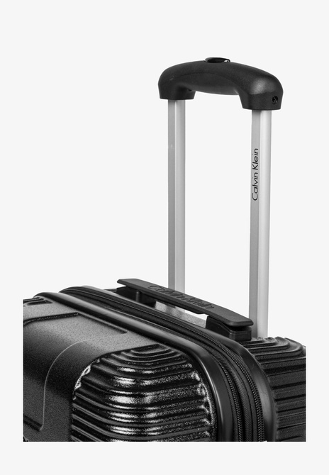 AVENUE - Wheeled suitcase BLACK Calvin Klein — Фото, Картинка BAG❤BAG Купить оригинал Украина, Киев, Житомир, Львов, Одесса ❤bag-bag.com.ua
