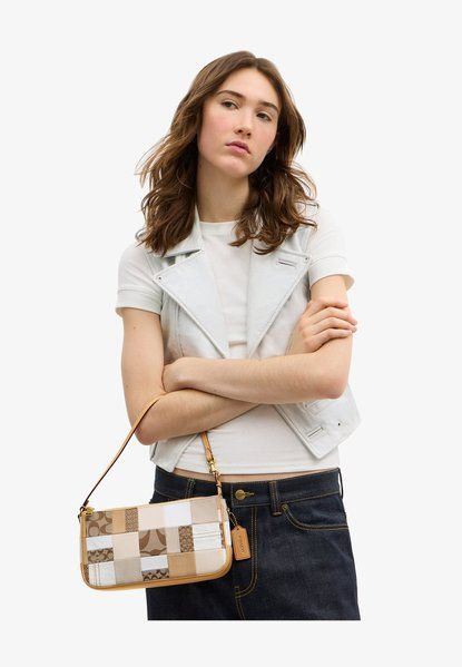 COACH Plaza Bag 25 With Patchwork Handbag B White Multi BG150951COA &mdash; фото 1 из 7