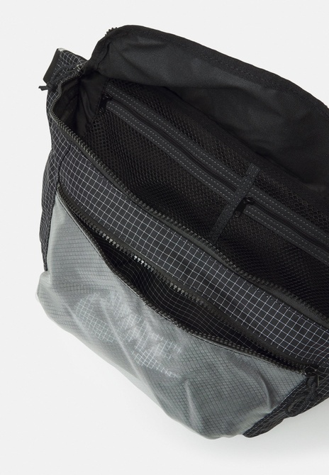 TECH HIP PACK UNISEX - Belt Bag Black / Anthracite / White Nike — Фото, Картинка BAG❤BAG Купить оригинал Украина, Киев, Житомир, Львов, Одесса ❤bag-bag.com.ua