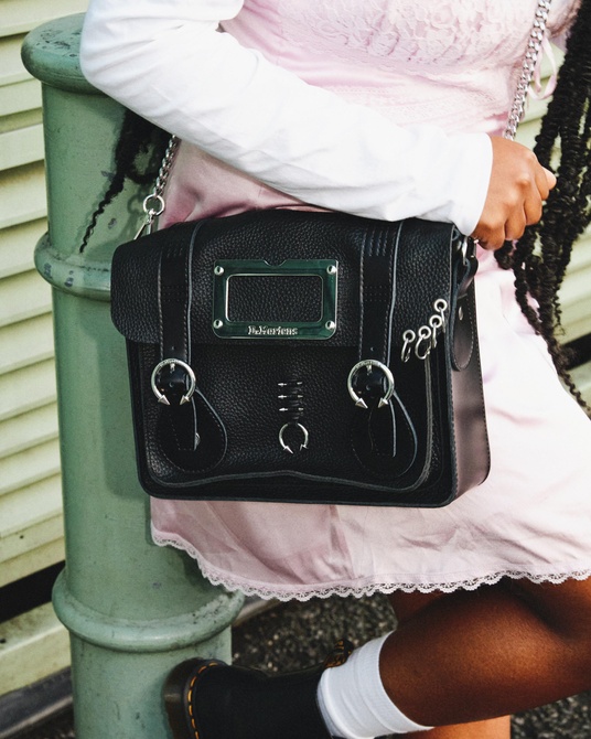 11 Inch Piercing Leather Messenger Bag Black Milled Nappa Dr. Martens — Фото, Картинка BAG❤BAG Купить оригинал Украина, Киев, Житомир, Львов, Одесса ❤bag-bag.com.ua