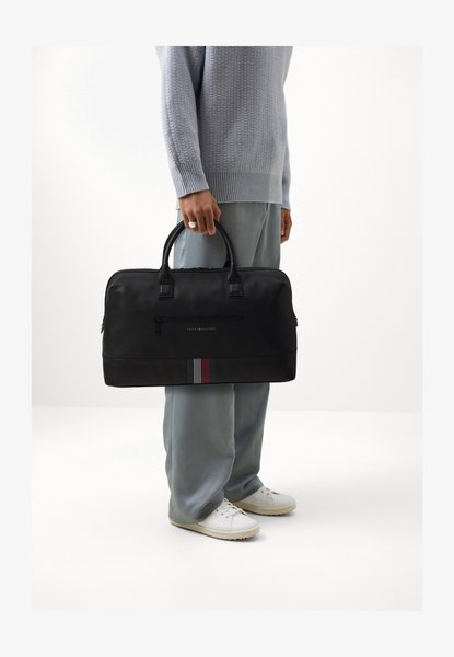 TRANSIT DUFFLE UNISEX - Weekend Bag BLACK TOMMY HILFIGER — Фото, Картинка BAG❤BAG Придбати оригінал Україна, Київ, Житомир, Львів, Одеса ❤bag-bag.com.ua