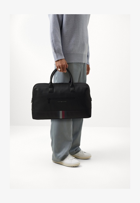 TRANSIT DUFFLE UNISEX - Weekend Bag BLACK TOMMY HILFIGER — Фото, Картинка BAG❤BAG Купить оригинал Украина, Киев, Житомир, Львов, Одесса ❤bag-bag.com.ua