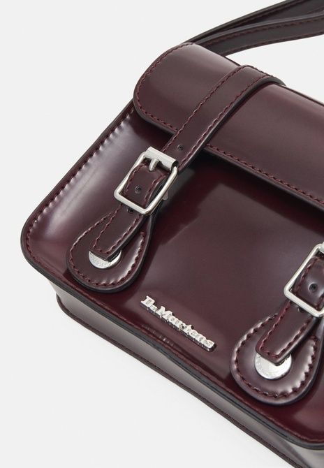 Dr. Martens 7" VEGAN SATCHEL - Crossbody Bag Cherry red oxford rub off AB093601-CR &mdash; фото 4 з 5