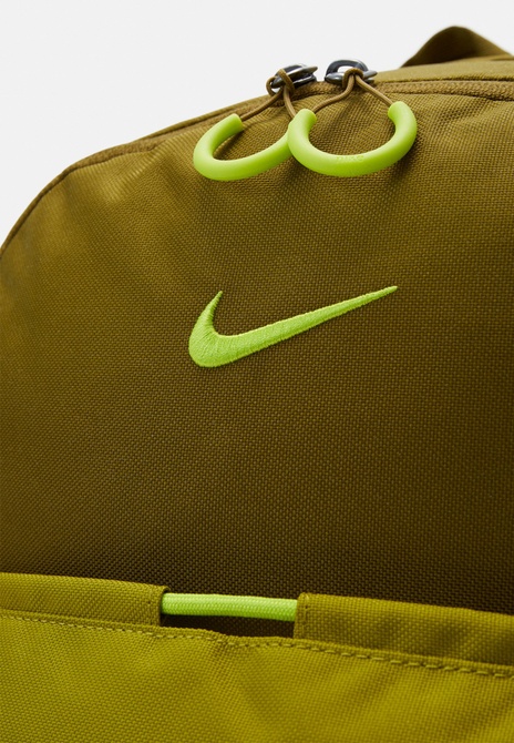 HIKE DAYPACK UNISEX - Backpack Olive flak / Neutral olive Nike — Фото, Картинка BAG❤BAG Купить оригинал Украина, Киев, Житомир, Львов, Одесса ❤bag-bag.com.ua