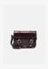 Dr. Martens 7" VEGAN SATCHEL - Crossbody Bag Cherry red oxford rub off AB093601-CR &mdash; фото 5 з 5