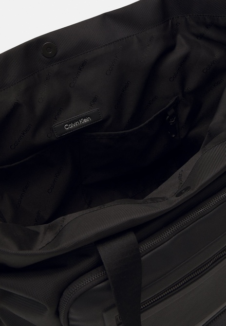 ELEVATED TOTE - Weekend Bag - black BLACK Calvin Klein — Фото, Картинка BAG❤BAG Придбати оригінал Україна, Київ, Житомир, Львів, Одеса ❤bag-bag.com.ua