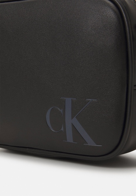 SCULPTED CAMERA Bag - Crossbody Bag BLACK Calvin Klein — Фото, Картинка BAG❤BAG Купить оригинал Украина, Киев, Житомир, Львов, Одесса ❤bag-bag.com.ua