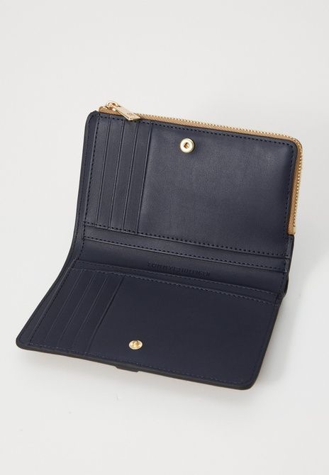 TOMMY HILFIGER Libre Bifold Wallet Safari Canvas Safari canvas AW0AW17752 &mdash; фото 3 з 4