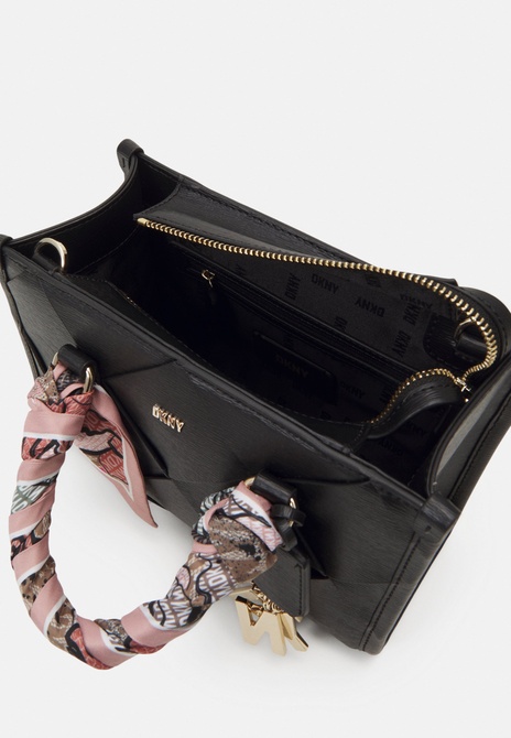 PERRI BOX SATCHEL - Handbag Black / Gold-coloured DKNY — Фото, Картинка BAG❤BAG Купить оригинал Украина, Киев, Житомир, Львов, Одесса ❤bag-bag.com.ua