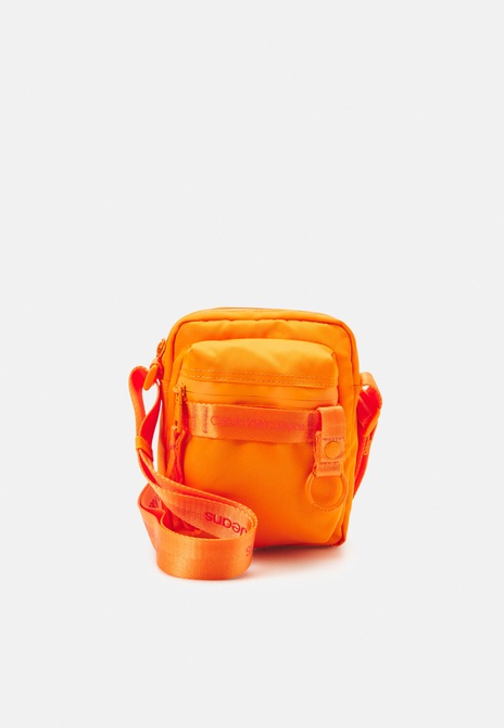 ULTRALIGHT REPORTER UNISEX - Crossbody Bag Vibrant orange Calvin Klein — Фото, Картинка BAG❤BAG Купить оригинал Украина, Киев, Житомир, Львов, Одесса ❤bag-bag.com.ua