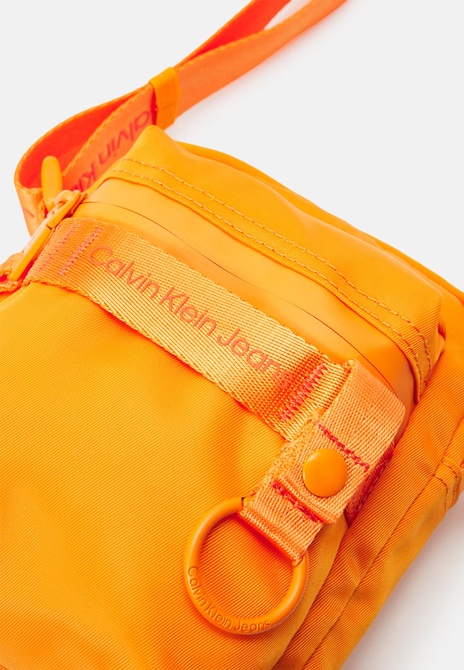 ULTRALIGHT REPORTER UNISEX - Crossbody Bag Vibrant orange Calvin Klein — Фото, Картинка BAG❤BAG Купить оригинал Украина, Киев, Житомир, Львов, Одесса ❤bag-bag.com.ua