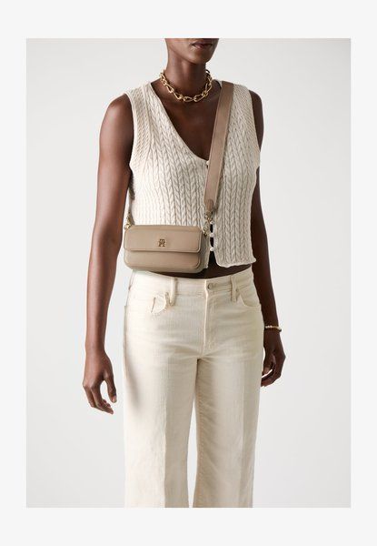TOMMY HILFIGER Distinct Camera Bag Crossbody Bag Coastal Taupe Coastal Taupe AW0AW17455 &mdash; фото 1 из 6