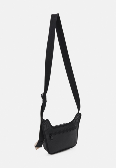 TAGGED APRON CAMERA Bag UNISEX - Crossbody Bag BLACK Calvin Klein — Фото, Картинка BAG❤BAG Купить оригинал Украина, Киев, Житомир, Львов, Одесса ❤bag-bag.com.ua
