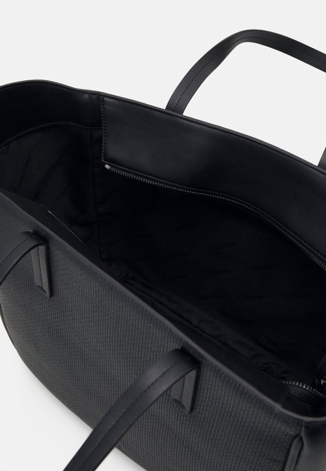 REFINE BRAID - Tote Bag Ck black textured Calvin Klein — Фото, Картинка BAG❤BAG Купить оригинал Украина, Киев, Житомир, Львов, Одесса ❤bag-bag.com.ua