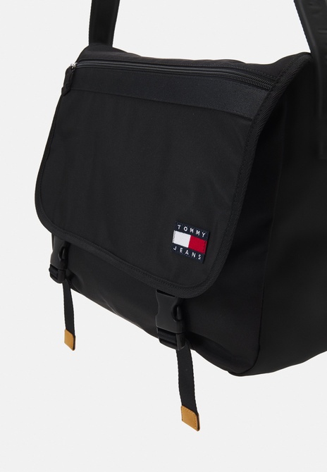 ESSENTIAL DAILY MESSENGER UNISEX - Crossbody Bag BLACK TOMMY HILFIGER — Фото, Картинка BAG❤BAG Купить оригинал Украина, Киев, Житомир, Львов, Одесса ❤bag-bag.com.ua