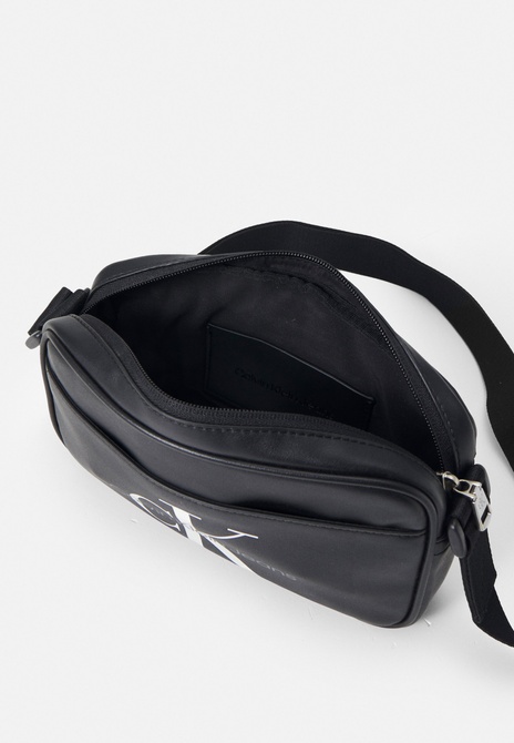 MONOGRAM SOFT CAMERA Bag UNISEX - Crossbody Bag BLACK Calvin Klein — Фото, Картинка BAG❤BAG Купить оригинал Украина, Киев, Житомир, Львов, Одесса ❤bag-bag.com.ua