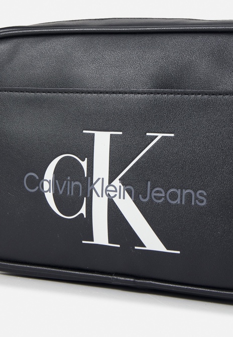 MONOGRAM SOFT CAMERA Bag UNISEX - Crossbody Bag BLACK Calvin Klein — Фото, Картинка BAG❤BAG Купить оригинал Украина, Киев, Житомир, Львов, Одесса ❤bag-bag.com.ua